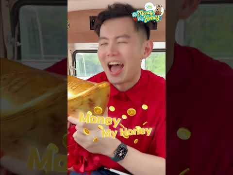 《Oh Money My Honey》MV幕后花絮1：文鸿 和丽梅在古董车上玩起变脸？😆新年MV拍摄现场还惊现财神爷？！🧧✨